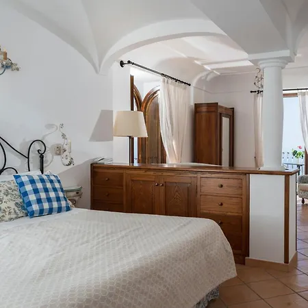 Carminia Позитано